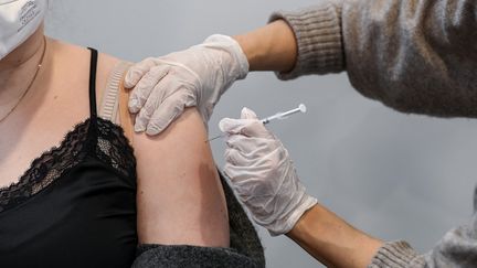 Une personne se fait vacciner à Brandebourg (Allemagne), le 8 décembre 2021. (JENS KALAENE / DPA-ZENTRALBILD / AFP)