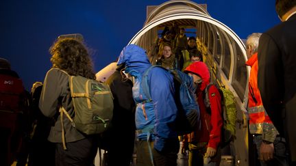 Sur le tarmac de l'a&eacute;roport de Roissy, apr&egrave;s cinq jours d'angoisse, des rescap&eacute;es du s&eacute;isme au N&eacute;pal d&eacute;barquent le 30 avril 2015 (KENZO TRIBOUILLARD / AFP)