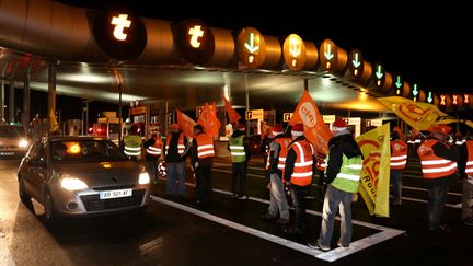 &nbsp; (Le péage de Saint-Arnoult-en-Yvelines, sur l'A10, devrait être concerné par les blocages des routiers dimanche soir. Photo d'illustration  © Maxppp)