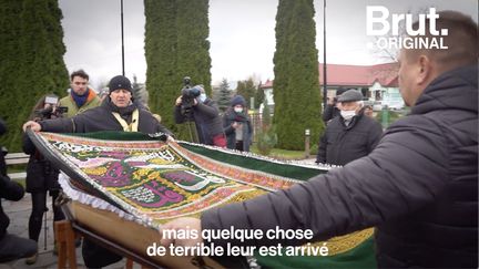 VIDEO. Crise migratoire en Biélorussie : des funérailles organisées pour les migrants décédés (BRUT)