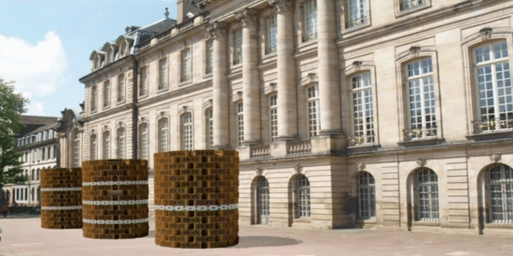 Les trois tourelles de briques du plasticien David Hurstel prendront place sur la terrasse du palais des Rohan.
 (Culturebox - capture d&#039;écran)