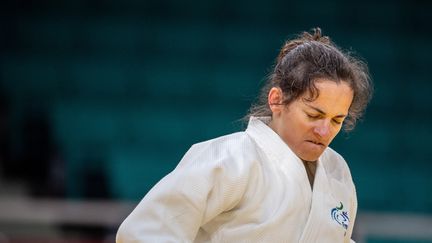 La judokate française Sandrine Martinet a décroché la médaille d'argent en moins de 48 kg, le&nbsp;27 août 2021 à Tokyo. (PHILIP FONG / AFP)