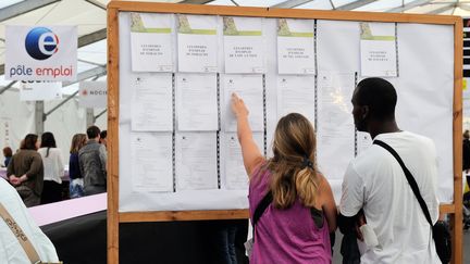 Des demandeurs d'emploi consultent des offres lors d'un forum de l'emploi &agrave; Englos (Nord), le 6 septembre 2013. (PHILIPPE HUGUEN / AFP)