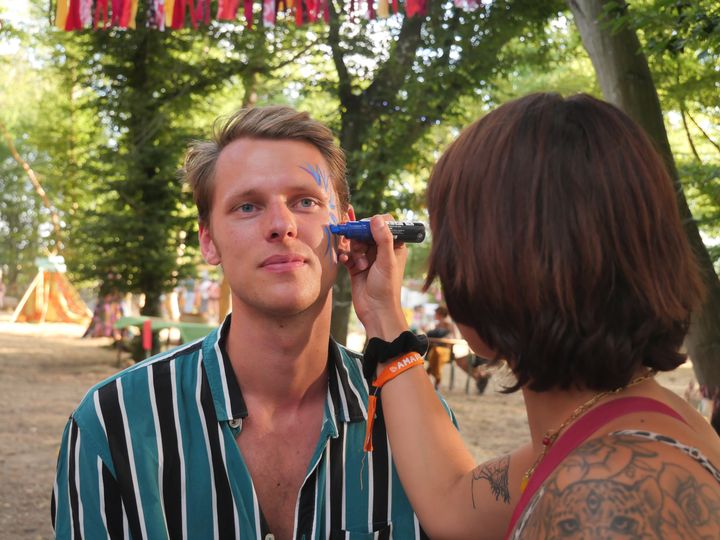 Un maquillage de Sisi La Paillette au festival Amapola, le 30 juillet 2022, dans le bois de Gazeran. (PIERRE KRON)