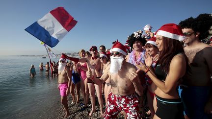 A Nice, le traditionnel bain de Noël a été encore plus agréable&nbsp;que d'habitude, le 20 décembre. (ERIC GAILLARD / REUTERS)