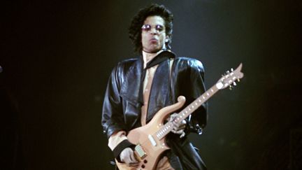 Prince en concert à Rahmen lors de sa tournée en Allemagne le 1er juin 1987. (ACHIM SCHEIDEMANN / DPA / AFP)