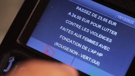 Lors de passages en caisse, il est possible d'arrondir son total au profit d'associations. 44% des Français ont déjà testé l'arrondi en caisse, cette nouvelle forme de dons rapide et confidentielle. (France 2)