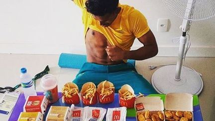 Le joueur de badminton Sawan Serasinghe a fêté la fin des épreuves olympiques avec un repas gargantuesque et peu diététique, dimanche 14 août 2016 à Rio (Brésil). (SAWANSERA / INSTAGRAM)