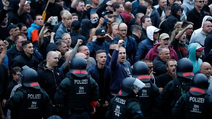 La police sécurise une manifestation d'extrême droite, à Chemnitz (Saxe, Allemagne), le 27 août 2018. (ODD ANDERSEN / AFP)