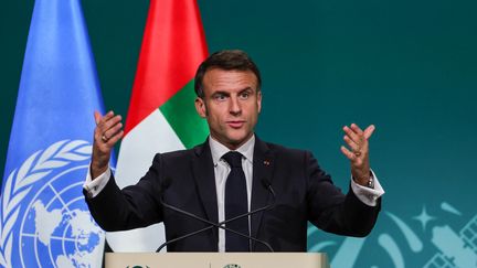 Emmanuel Macron prononce un discours lors de l'ouverture de la COP28, à Dubaï (Émirats arabes unis), le 1er décembre 2023. (GIUSEPPE CACACE / AFP)