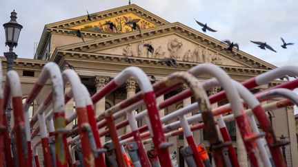 Munich, le 28 octobre 2020. Les barrières policières devant l'Opéra situé au coeur de la ville, fermé pour cause de reconfinement partiel à partir du 2 novemnbre 2020. (PETER KNEFFEL / DPA)