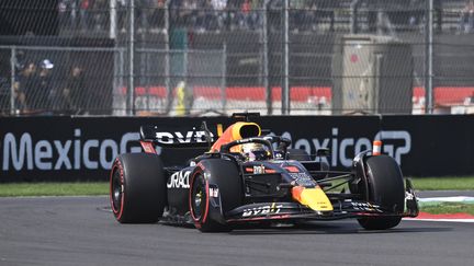 Max Verstappen sur la piste de l'Autodromo Hermanos Rodriguez, à Mexico, le 30 octobre 2022. (RODRIGO ARANGUA / AFP)