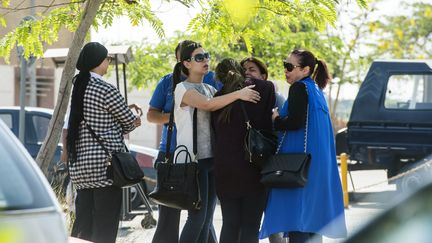 Des proches des passagers du vol d'EgyptAir disparu en plein vol, le 19 mai 2016 à l'aéroport du Caire (Egypte). (KHALED DESOUKI / AFP)