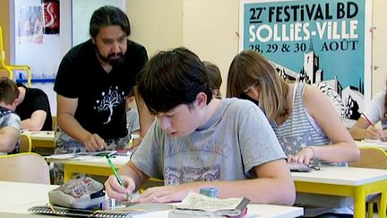 Auteur et dessinateur, Tony Sandoval prodigue ses précieux conseils aux jeunes stagiaires 
 (France 3 Culturebox)