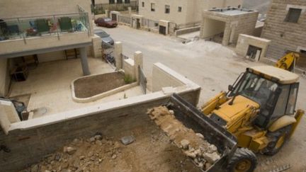 Des ouvriers palestiniens travaillent sur un chantier de colonisation juive à Ramat Shlomo, à Jérusalem-Est (10/05/2010) (AFP / Ahmad Gharabli)