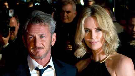 Sean Penn, accompagné par Charlize Theron, à la première du film "The Gunman", le 16 février 2015 à Londres.
 (Zak Hussein / Sipa)