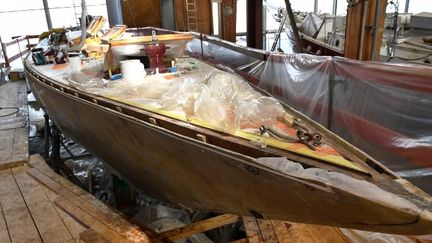 La restauration du Pen-Duick I d'Eric Tabarly a déjà débuté au chantier du Guip à Brest. 
 (Fred TANNEAU / AFP)