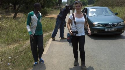 La journaliste fran&ccedil;aise Camille Lepage, le 21 f&eacute;vrier 2014 &agrave; Damara, ville situ&eacute;e au nord de Bangui (Centrafrique). Son corps a &eacute;t&eacute; retrouv&eacute; mardi 13 mai par une patrouille de l'arm&eacute;e fran&ccedil;aise. (FRED DUFOUR / AFP)