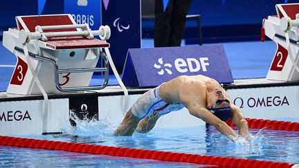 Comme pendant les Jeux olympiques, la piscine de Paris La Défense Arena n'a pas cessé de vibrer. Alex Portal, double médaillé à Tokyo, n'y est pas étranger. Il a décroché le bronze lors de sa première course des Jeux paralympiques sur le 100 m papillon S13, lançant ainsi sa moisson de médailles. (HERVIO JEAN-MARIE / AFP)