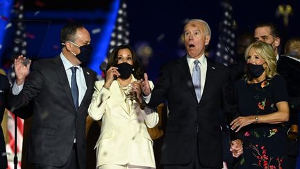 Le 7 novembre 2020, les principaux médias américains annoncent la victoire du ticket formé par Joe Biden et Kamala Harris (au centre), qui s'expriment depuis Wilmington, dans le Delaware. (JIM WATSON / AFP)