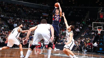 Trois défenseurs pour un shooteur, Kyle Korver (NATHANIEL S. BUTLER / NBAE / GETTY IMAGES)