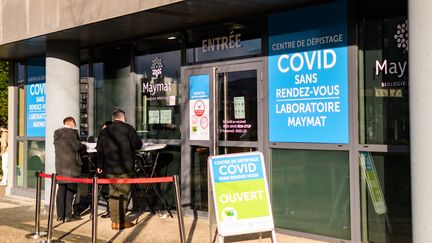 Des gens attendent de se faire tester au Covid-19, le 8 décembre 2021 à Clermont-Ferrand. (ADRIEN FILLON / HANS LUCAS)