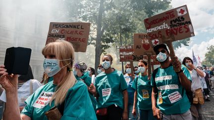 Des soignants lors d'une manifestation, à Paris, le 16 juin 2020.&nbsp; (KARINE PIERRE / HANS LUCAS / AFP)