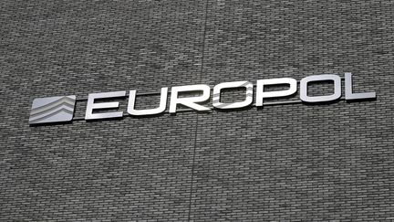 Le logo d'Europol sur la façade du siège de l'institution, à La Hague (Pays-Bas), le 6 juin 2018. (NICOLAS MAETERLINCK / BELGA MAG / AFP)