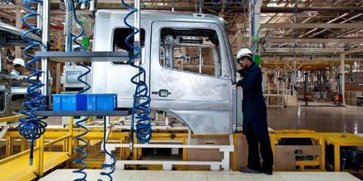 A l'intérieur de l'usine de camions Daimler India Commercial Vehicles (DCIV) à Bombay (Chennai), le 18-4-2012 (AFP - MANAN VATSYAYANA - FILES )