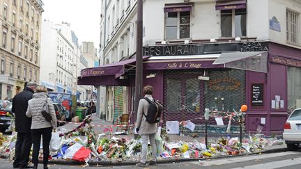 Hommage aux victimes des attentats du 13-Novembre à Paris, ici devant la pizzeria Casa Nostra en décembre 2015. (WINFRIED ROTHERMEL / PICTURE ALLIANCE)