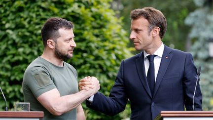 Le président ukrainien, Volodymyr Zelensky, et le président français Emmanuel Macron, lors d'une conférence de presse à Kiev (Ukraine), le 16 juin 2022.&nbsp; (LUDOVIC MARIN / AFP)