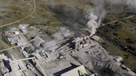 Une usine de traitement de la&nbsp;mine de cuivre de&nbsp;la ville de Ndola, en&nbsp;Zambie. (SYLVAIN CORDIER / BIOSPHOTO)