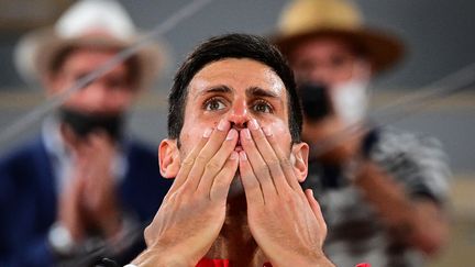 Le Serbe Novak Djokovic, ému après sa victoire face à Rafael Nadal en demi-finale de Roland-Garros, le 11 juin 2021. (MARTIN BUREAU / AFP)