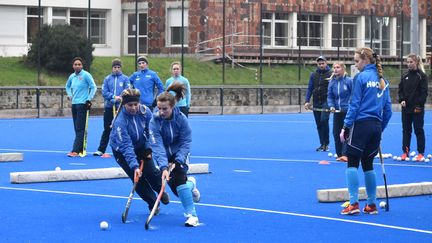 L'équipe ukrainienne de hockey sur gazon est accueillie à Châtenay-Malabry (Hauts-de-Seine) pour préparer le tournoi de qualification olympique. (HORTENSE LEBLANC/FRANCEINFO: SPORT)