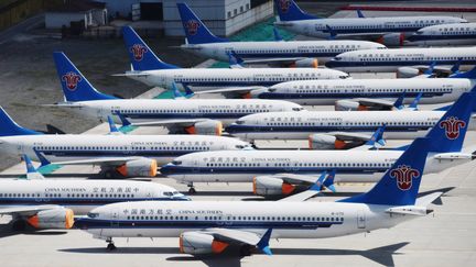 Des avions Boeing 737 Max sur le tarmac de l'aéroport d'Urumqi, dans la région du Xinjiang, en Chine, le 5 juin 2019.&nbsp; (GREG BAKER / AFP)