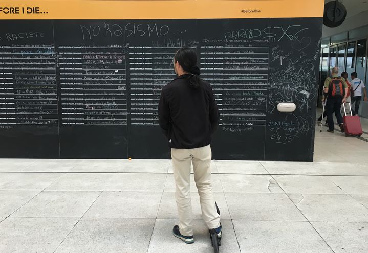 Un visiteur observe les messages laissés par d'autres avant lui, mardi 9 août 2016, à la gare de Lyon à Paris. (F. MAGNENOU / FRANCETV INFO)