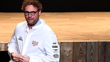 Le chef français Arnaud Donckele lors de la cérémonie de remise des prix de l'édition 2022 du guide Michelin au théâtre de l'Avant Scène à Cognac, le 22 mars 2022. (PHILIPPE LOPEZ / AFP)