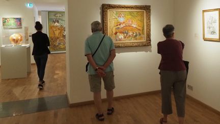 Des&nbsp; visiteurs à l'exposition Raoul Dufy au musée Rigaud de Perpignan, en juin 2018. (RAYMOND ROIG / AFP)