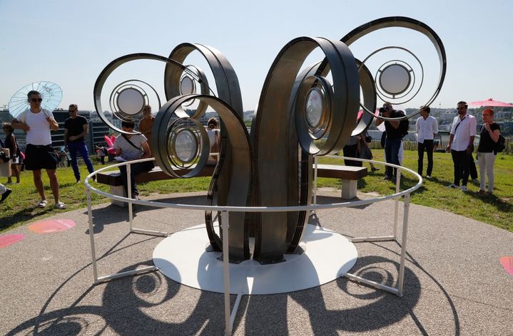 "Le jour ou les fleurs ont gele 2020" (The Day the Flowers Froze) par l'artiste candienne Julie C Fortier exposé au sein des jardin de la Seine Musicale (Boulogne-Billancourt), dans&nbsp;le cadre de la troisième édition de l'exposition d'art contemporain en plein air "Les Extatiques" en juin 2020. (FRANCOIS GUILLOT / AFP)