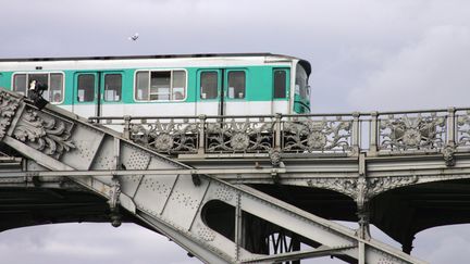 Les tarifs des transports en commun d'Ile-de-France vont augmenter au 1er janvier 2012.&nbsp; (JOEL SAGET / AFP)