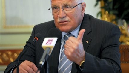 Le président tchèque Vaclav Klaus a signé le traité de Lisbonne le 3 novembre 2009. (© AFP - Fehti Belaid)