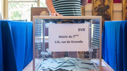 Une urne dans un bureau de vote du 7e arrondissement de Paris pour les élections législatives du 11 juin 2017. (JULIEN MATTIA / NURPHOTO)