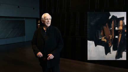 Pierre Soulages au musée de Rodez (28 avril 2014) et "Peinture, 200 x 162 cm, 14 mars 1960", vendue 9,6 millions d'euros chez Tajan à Paris le 27 novembre 2019 (ALAIN ROBERT / APERCU / SIPA et © STUDIO SEBERT)