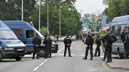 Des gendarmes en poste à Redon (Ille-et-Vilaine), lieu de l'installation d'une rave-party&nbsp;le 18 juin 2021. (LOIC VENANCE / AFP)