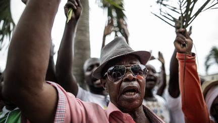 Des&nbsp;Gabonais&nbsp;manifestent leur soutien à Jean Ping, à Libreville, le 28 août 2016. (MARCO LONGARI / AFP)