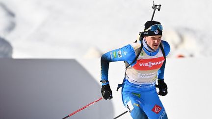 Le Français&nbsp;Emilien Jacquelin lors des mondiaux de biathlon à&nbsp; à Pokljuka, en Slovénie, le 14 février 2021. (JOE KLAMAR / AFP)