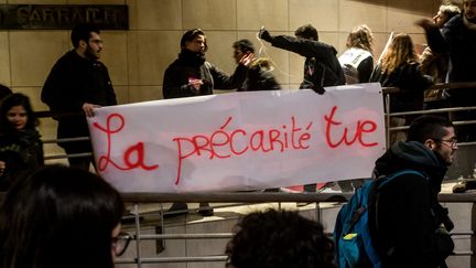 Une banderole "la précarité tue" déployée devant le Crous de Paris, le 12 novembre 2019. (MAXPPP)