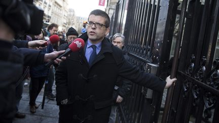 Le s&eacute;nateur PS&nbsp;Luc Carvounas devant le si&egrave;ge du Parti socialiste &agrave; Paris, le 24 f&eacute;vrier 2014.&nbsp; (  MAXPPP)