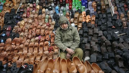 Un jeune Pachtoune attend des clients sur son &eacute;tal au bord d'une route &agrave; Quetta (Pakistan), le 20 d&eacute;cembre 2011. (NASEER AHMED / REUTERS)