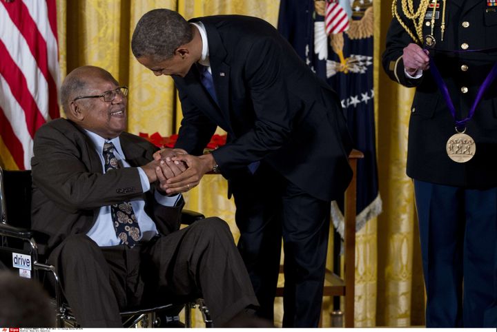 Barack Obama remet la Médaille Nationale des Arts à Ernest J. Gaines durant une cérémonie à la Maison Blanche, le 10 juillet 2013. (CAROLYN KASTER/AP/SIPA / AP)